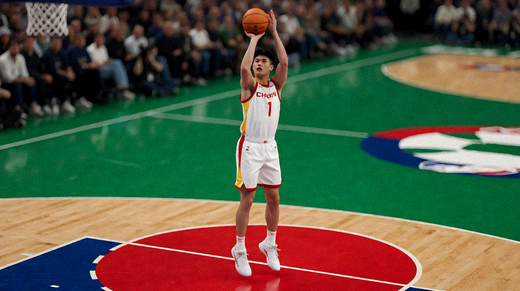 NBA篮球比赛现场，球员在三分线外起跳投篮